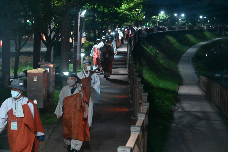 새벽의 순례길에서 (2)